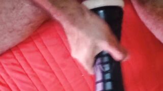 Otaku solitario se masturba con una vaina falsa