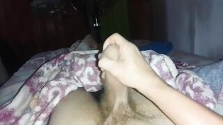 Lindo chico de eighteen años se masturba por primera vez