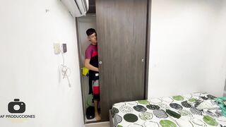 Espio a mi madrastra mother I'd like to fuck mientras toma un baño y hace que me le venga en sus grandes tetas.