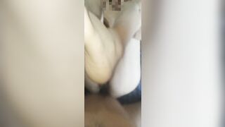 Le da asco chupar por primera vez el pene, termina follando