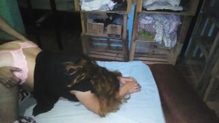 Cogiendome a una puta con tanga rosa abierta