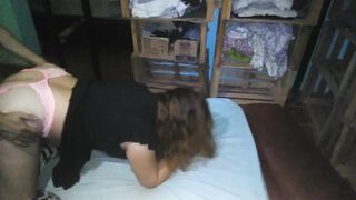 Cogiendome a una puta con tanga rosa abierta