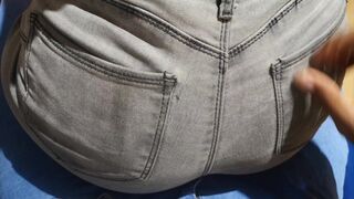 Le pago fifty euros a mi vecina jovencita para que se deje tocar la teta y me chupe la polla a solas