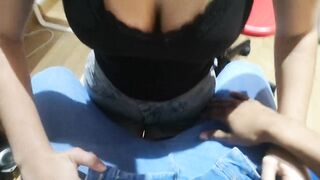 Le pago fifty euros a mi vecina jovencita para que se deje tocar la teta y me chupe la polla a solas