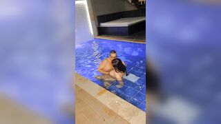 Follando con extraño en la piscina jizz en mi carita