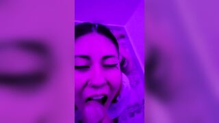 Hermosa zorrita colombiana sacando leche y tragandola toda - Compilación