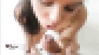 Hermanastra pide ayuda a su hermanastro para tomar unas photos y termina follando su pequeña polla