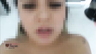Hermanastra pide ayuda a su hermanastro para tomar unas photos y termina follando su pequeña polla