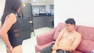 Ayudo a mi hawt hermanastra con sus clases de aerobicos y terminamos follando muy rico y duro.