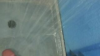 Enjabonado mi verga hasta marcar venas