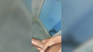 Enjabonado mi verga hasta marcar venas