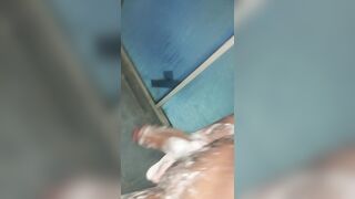 Enjabonado mi verga hasta marcar venas
