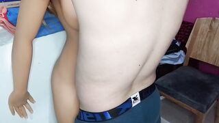 El hijastro de mi marido se cuela en nuestra habitacion mientras el cornudo trabaja