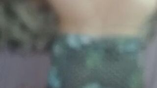 Mi pareja disfruta conmigo vestida de flores en cuatro