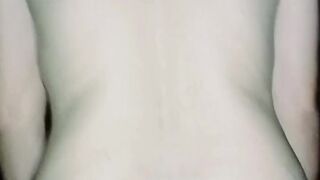 Dando sentadillas al vecinos y corriendose a chorros, creo que me ha preñado.