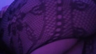 Chica en lencería erotica se masturba y tiene orgasmos con su vibrador