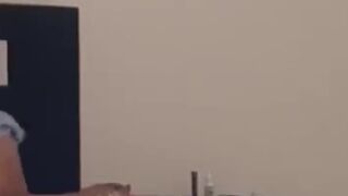 Invito al novio de mi hermana a mi casa y me folla duro mientras ella no esta