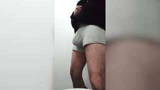 Hombre masturbándose mientras baila