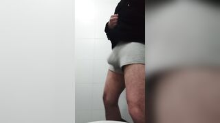 Hombre masturbándose mientras baila
