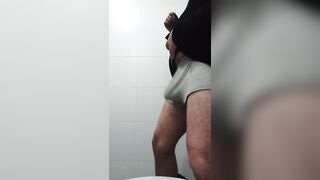 Hombre masturbándose mientras baila