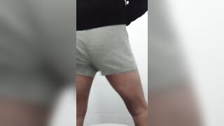 Hombre masturbándose mientras baila