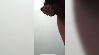 Hombre masturbándose mientras baila