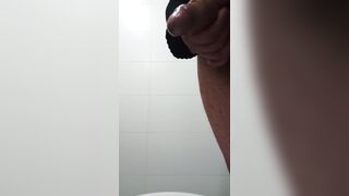 Hombre masturbándose mientras baila