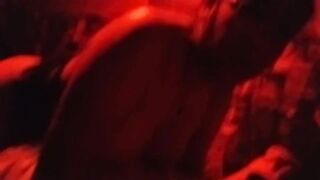 Decidimos buscar un cuartito para coger en medio de una fiesta