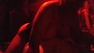 Decidimos buscar un cuartito para coger en medio de una fiesta