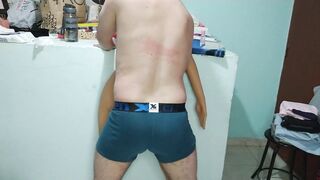 El hijastro de mi marido se cuela en nuestra habitacion para culiarme