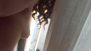 Esposa folla al empleado del hotel delante de una ventana, se corre en su cara y los vecinos mirando