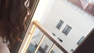 Esposa folla al empleado del hotel delante de una ventana, se corre en su cara y los vecinos mirando