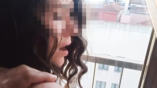 Esposa folla al empleado del hotel delante de una ventana, se corre en su cara y los vecinos mirando