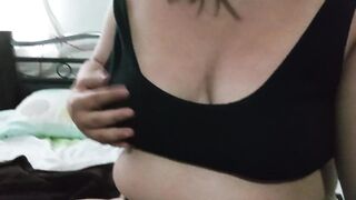 Acariciando mis grandes tetas