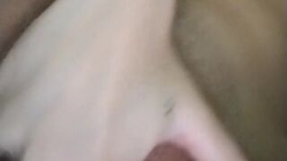 Chica de twenty años tocándose a fondo.