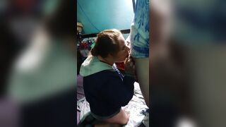 Mañana fría, pero mi novia me la chupa con la campera puesta
