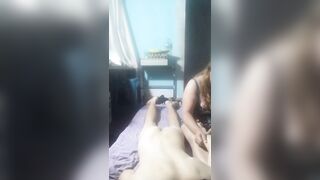 Vestido de flores y manos mágicas: vista completa