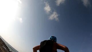 Exhibiendo su gran culo montando en bicicleta en público.