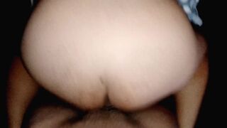 Jugamos con su consolador, terminamos cachondos y follando duro.