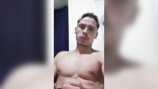 Masturbarme hasta bañar mi pecho en jizz ????????