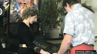 Lockige Verfuehrerin in wildem Ritt