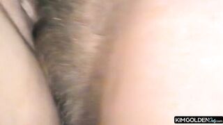 Lockige Verfuehrerin in wildem Ritt