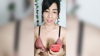 Leyendo mensajes de seguidores mientras me masturbo