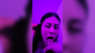 Hermosa colegiala DherlyDoll me hace una deliciosa mamada Deepthroat y sloppy ¡Corrida en su boca!