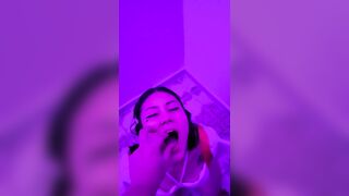 Hermosa colegiala DherlyDoll me hace una deliciosa mamada Deepthroat y sloppy ¡Corrida en su boca!