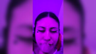 Hermosa colegiala DherlyDoll me hace una deliciosa mamada Deepthroat y sloppy ¡Corrida en su boca!