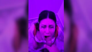 Hermosa colegiala DherlyDoll me hace una deliciosa mamada Deepthroat y sloppy ¡Corrida en su boca!