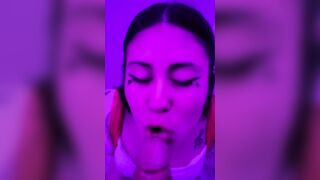 Hermosa colegiala DherlyDoll me hace una deliciosa mamada Deepthroat y sloppy ¡Corrida en su boca!