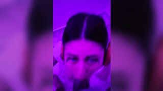 Hermosa colegiala DherlyDoll me hace una deliciosa mamada Deepthroat y sloppy ¡Corrida en su boca!