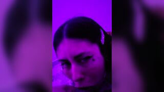 Hermosa colegiala DherlyDoll me hace una deliciosa mamada Deepthroat y sloppy ¡Corrida en su boca!